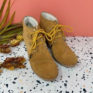 Toms Kala Tan Suede Wedge Lined Desert Women’s Wedge Booties Sz 6.5